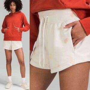 NWT 2022 Lululemon Inner Glow High Rise Shorts Tie Dye Antique White Size 8 Boho